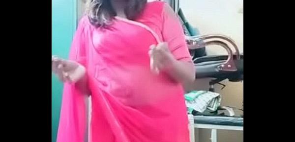  Swathi naidu in pink saree getting ready